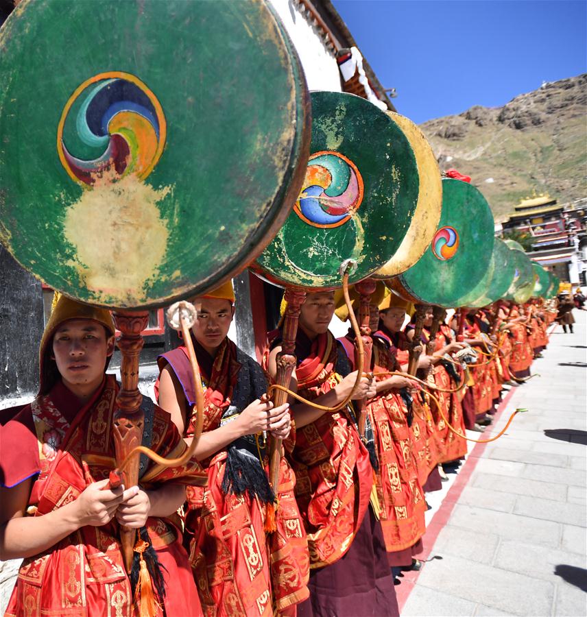 11o Panchen Lama participa de rituais budistas e atividades sociais em Xigaze
