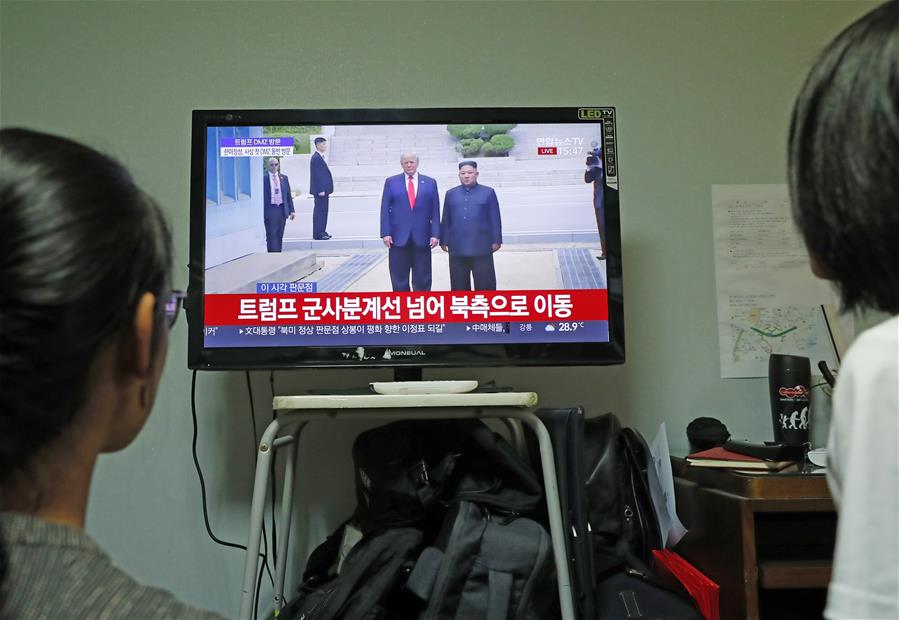 Trump e Kim Jong Un se reúnem e apertam as m?os em Panmunjom