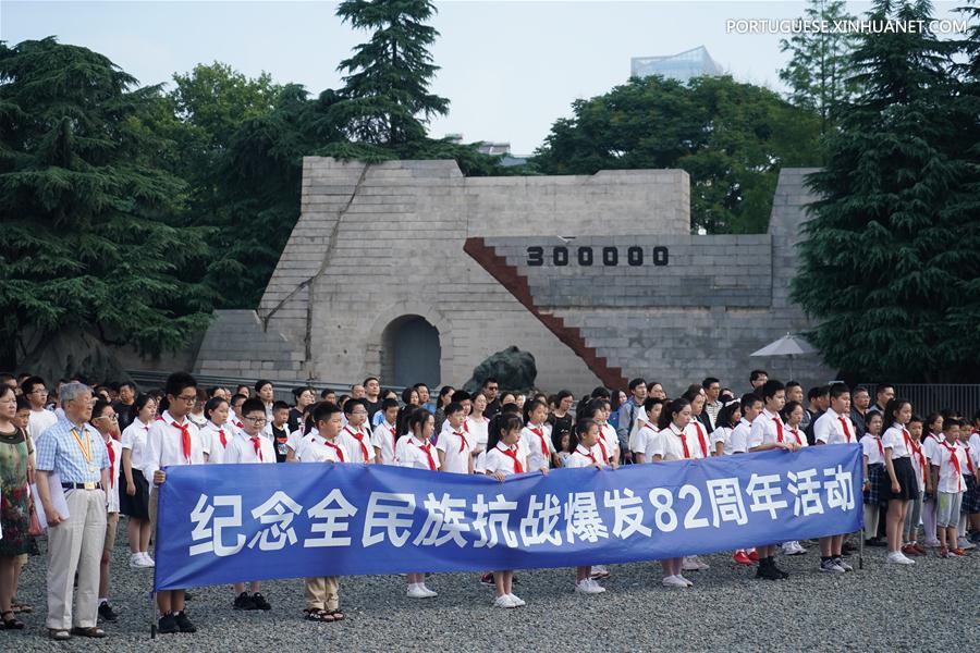 Pessoas comemoram 82o aniversário do início da guerra da na??o chinesa contra a agress?o japonesa em Nanjing