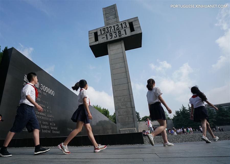 Pessoas comemoram 82o aniversário do início da guerra da na??o chinesa contra a agress?o japonesa em Nanjing