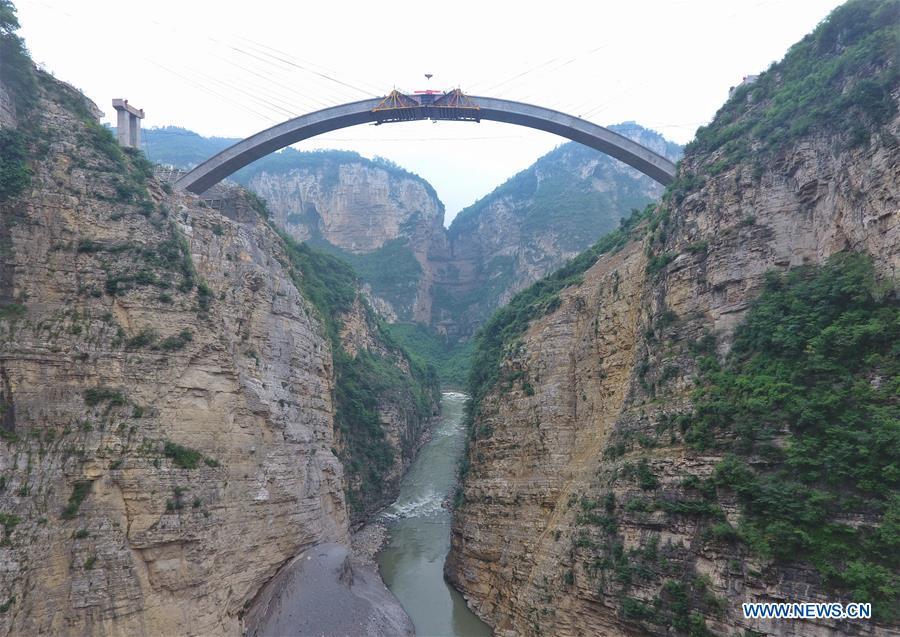 Arco principal de ponte transfronteiri?a selado no Sudoeste da China