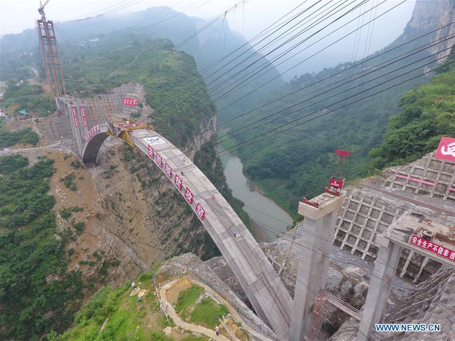 Arco principal de ponte transfronteiri?a selado no Sudoeste da China
