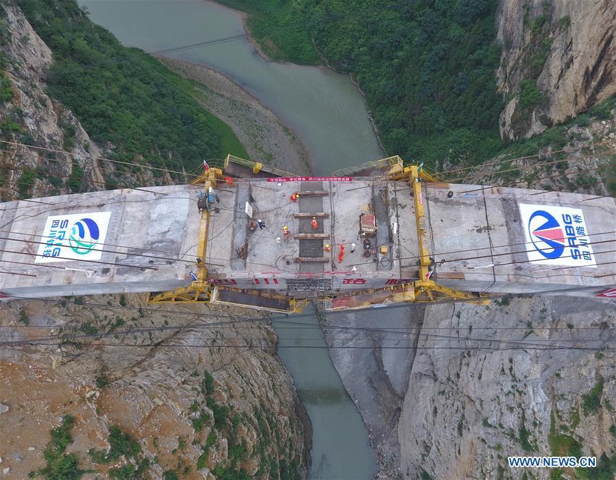 Arco principal de ponte transfronteiri?a selado no Sudoeste da China