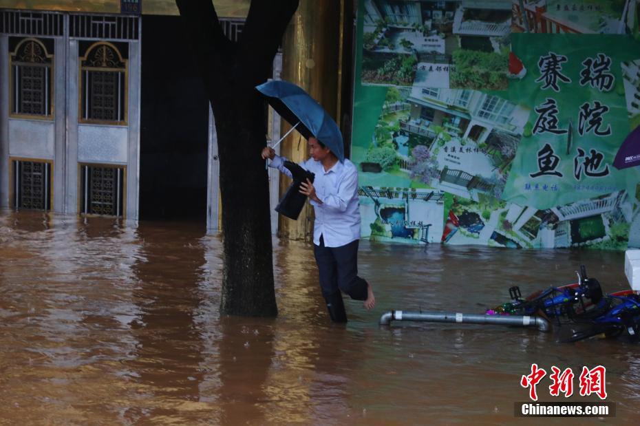 Chuva forte causa alagamento na província de Jiangxi 