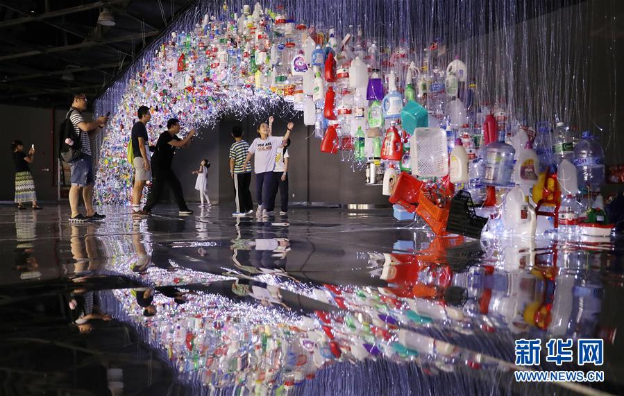 Shanghai: Obra de plástico desperta a consciência da prote??o ambiental 