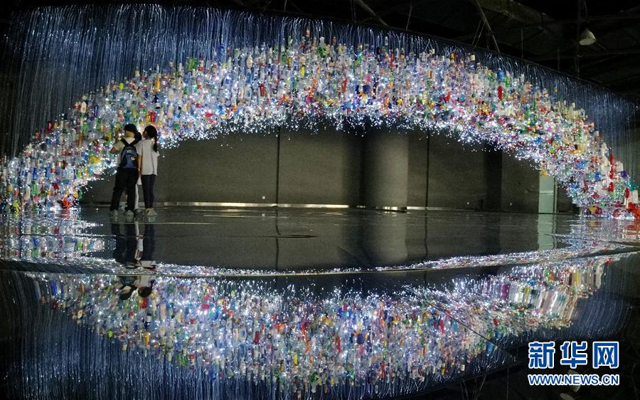 Shanghai: Obra de plástico desperta a consciência da prote??o ambiental 