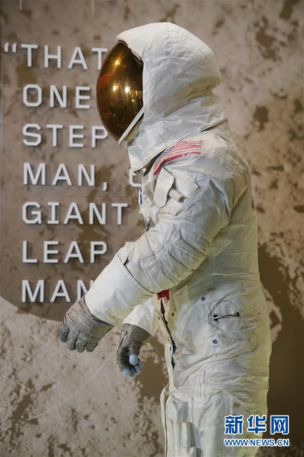 Galeria: Traje espacial de Armstrong retorna ao público