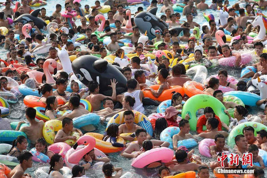 Habitantes de Nanjing acorrem em massa a espa?os aquáticos para combater o calor