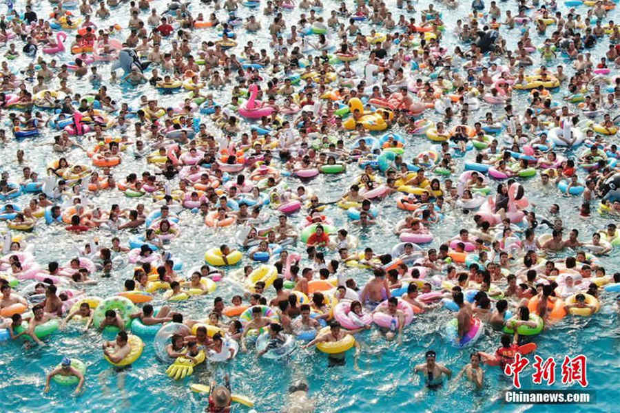 Habitantes de Nanjing acorrem em massa a espa?os aquáticos para combater o calor