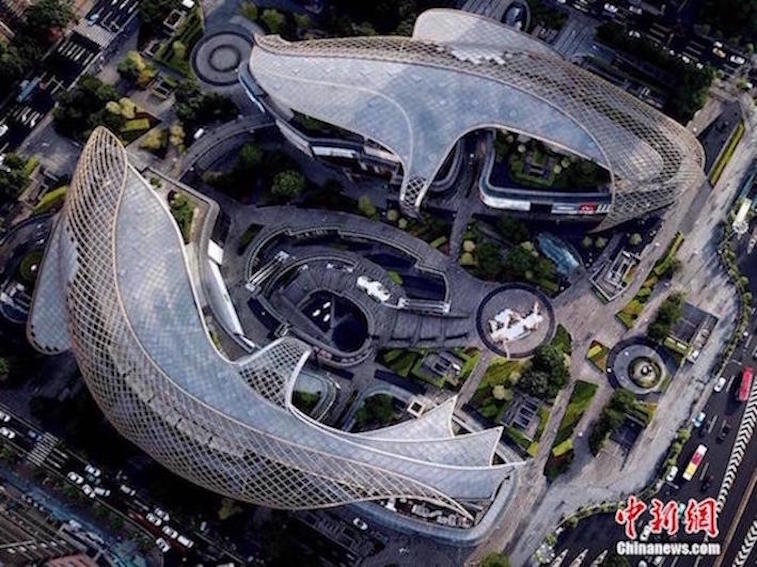 Edifícios no formato de carpas sobressaem na Pra?a Tianhuan de Guangzhou