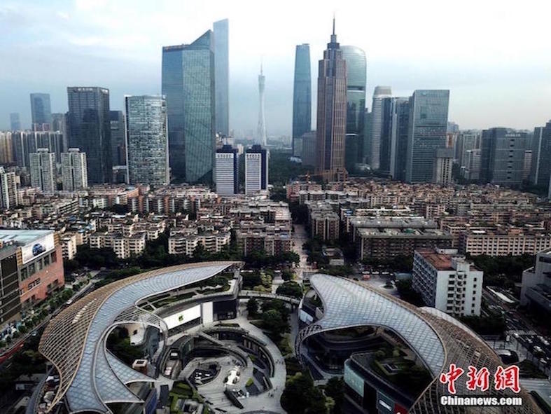 Edifícios no formato de carpas sobressaem na Pra?a Tianhuan de Guangzhou
