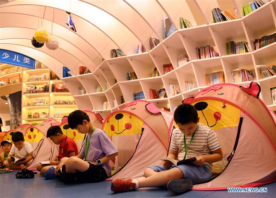 Qingdao: livraria mantém instala??es abertas durante a noite para promover hábitos de leitura
