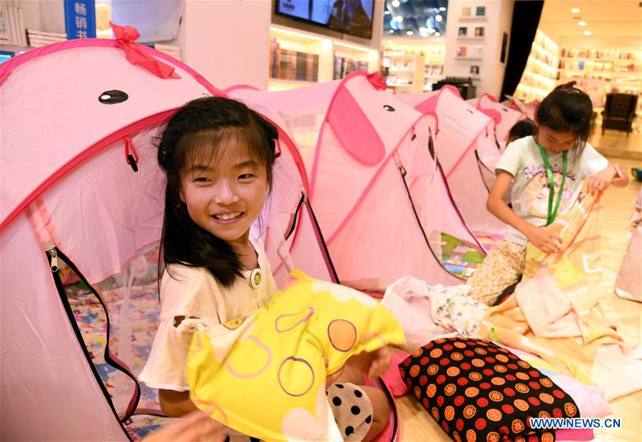 Qingdao: livraria mantém instala??es abertas durante a noite para promover hábitos de leitura