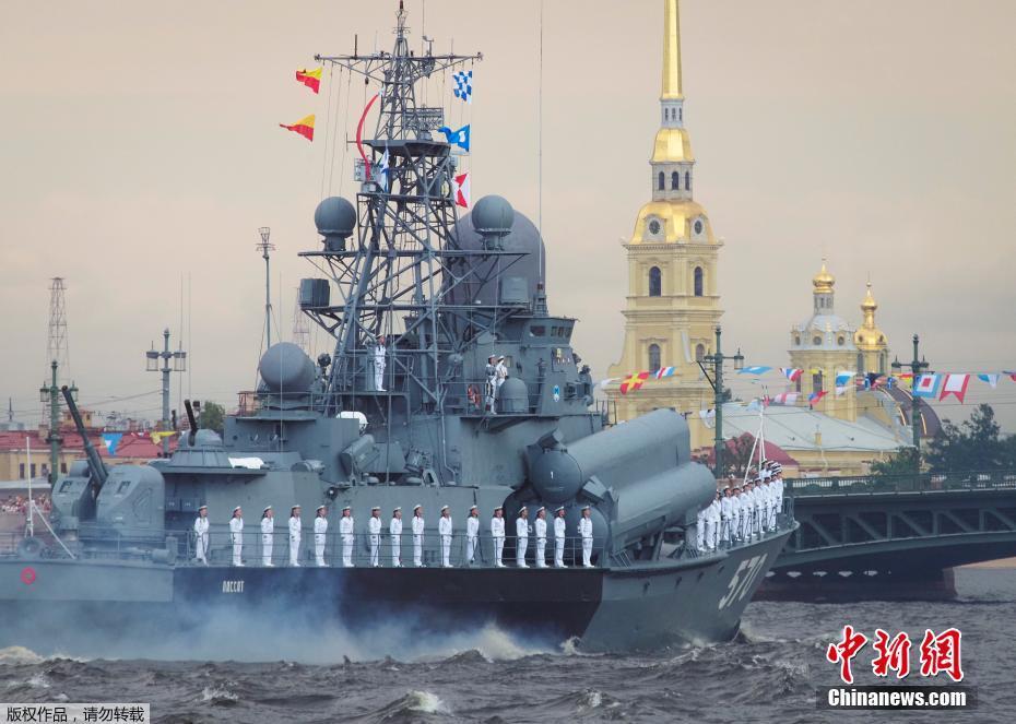 Rússia detém a celebra??o do dia da marinha com desfile naval