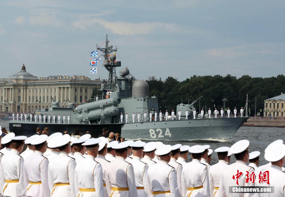 Rússia detém a celebra??o do dia da marinha com desfile naval