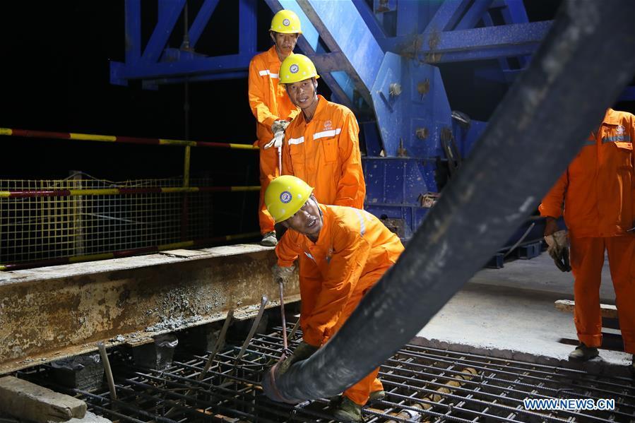 Se??o principal da ponte ferroviária China-Laos no rio Mekong concluída 