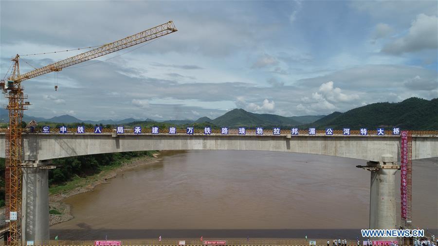 Se??o principal da ponte ferroviária China-Laos no rio Mekong concluída 