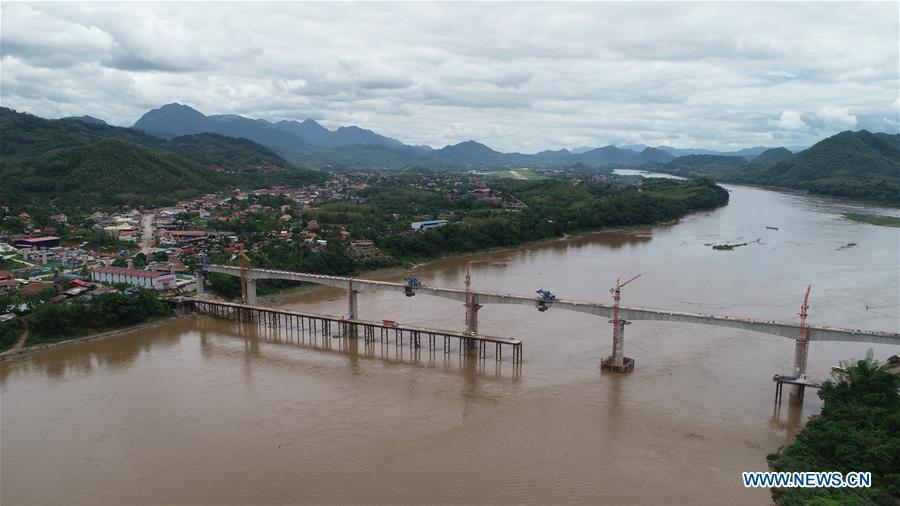 Se??o principal da ponte ferroviária China-Laos no rio Mekong concluída 