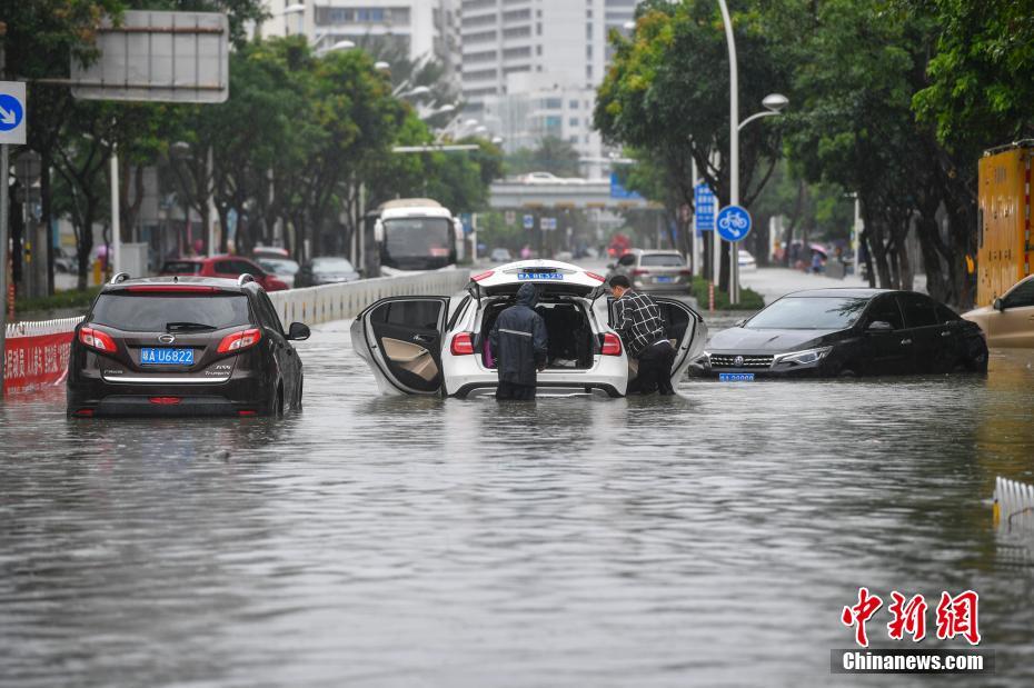 Servi?os de balsa suspensos no Estreito de Qiongzhou devido ao tuf?o iminente