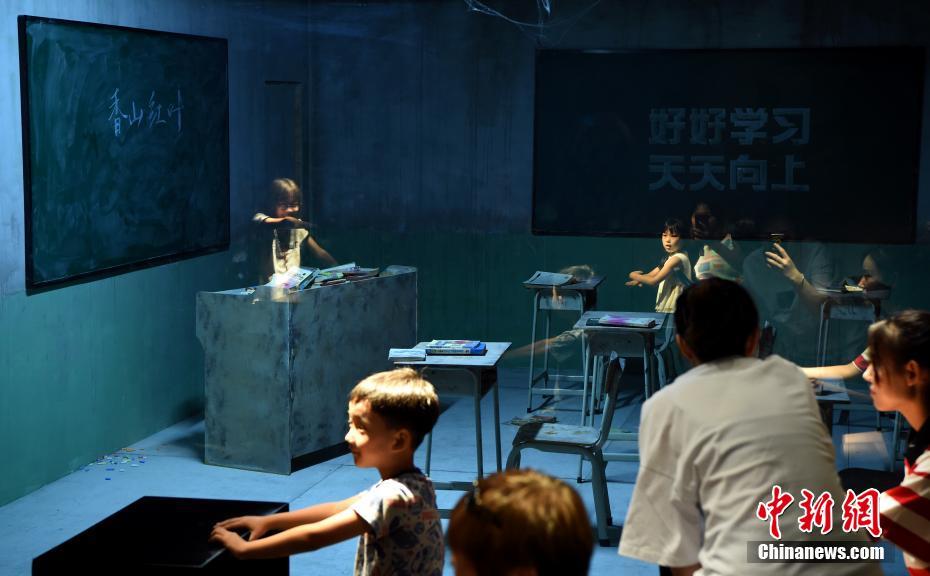 Exposi??o de artista argentino Leandro Erlich faz sucesso entre chineses