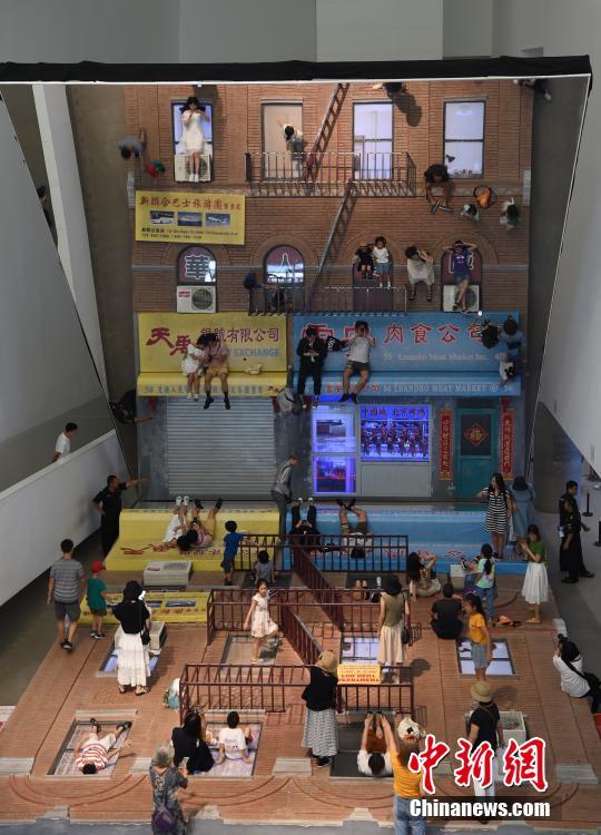Exposi??o de artista argentino Leandro Erlich faz sucesso entre chineses