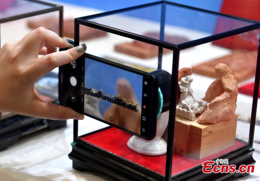Miniatura de rato dourado mais pequena do mundo em exibi??o em Fuzhou