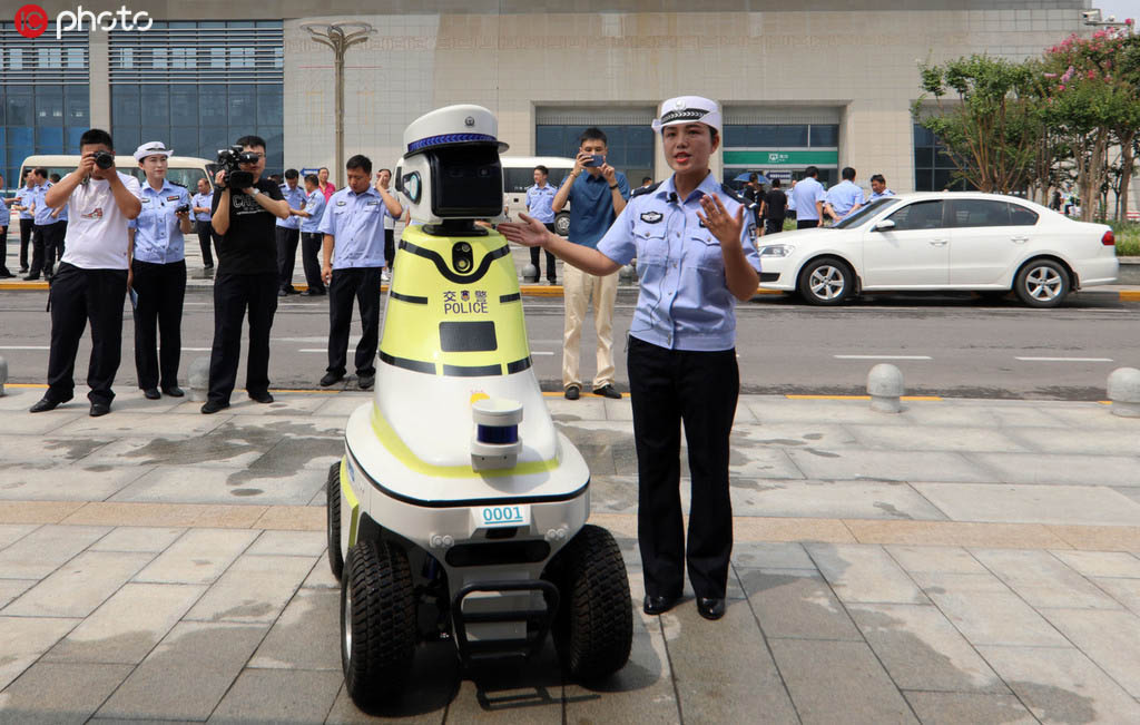 Rob? policial de transito entra em funcionamento na cidade chinesa de Handan