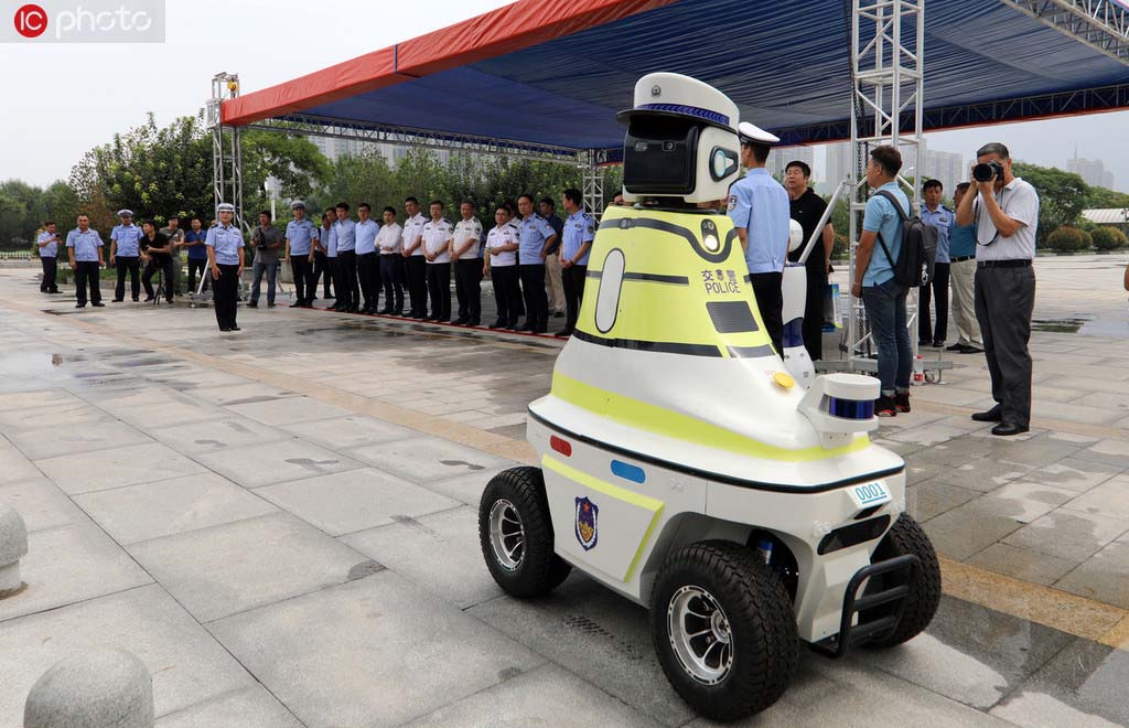 Rob? policial de transito entra em funcionamento na cidade chinesa de Handan