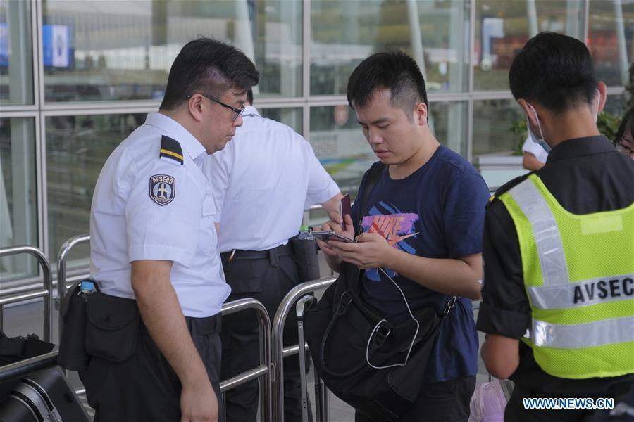 Hong Kong: ordem restabelecida no aeroporto após conten??o manifesta??es