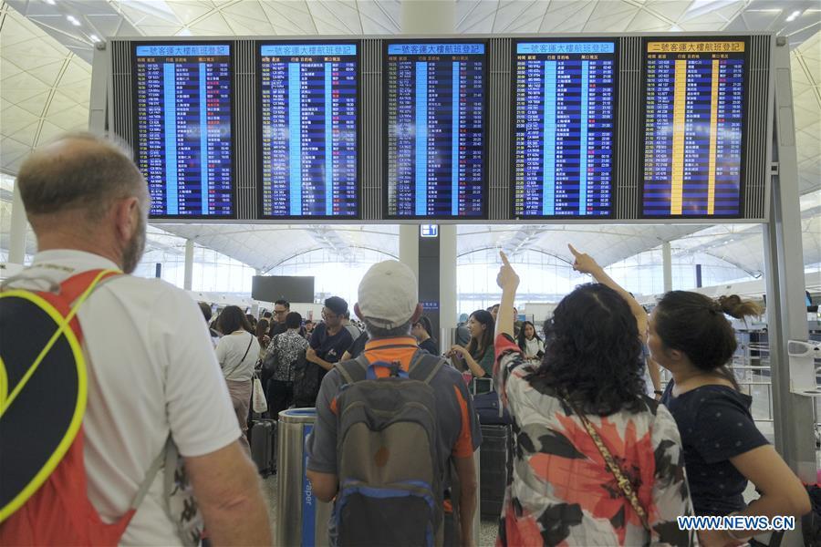 Hong Kong: ordem restabelecida no aeroporto após conten??o manifesta??es
