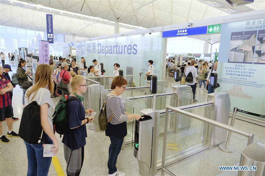 Hong Kong: ordem restabelecida no aeroporto após conten??o manifesta??es
