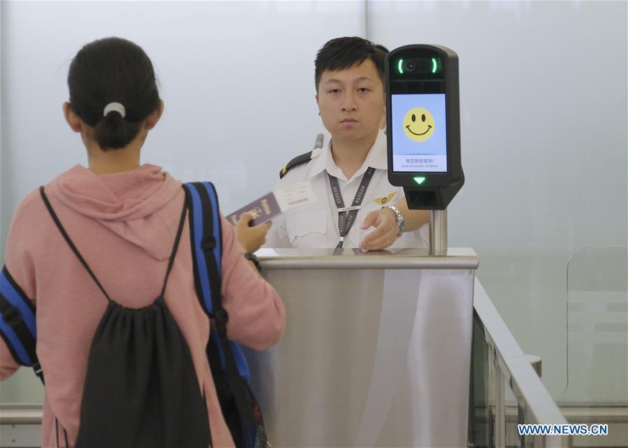 Hong Kong: ordem restabelecida no aeroporto após conten??o manifesta??es