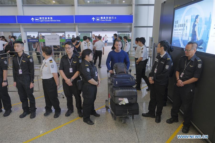 Hong Kong: ordem restabelecida no aeroporto após conten??o manifesta??es
