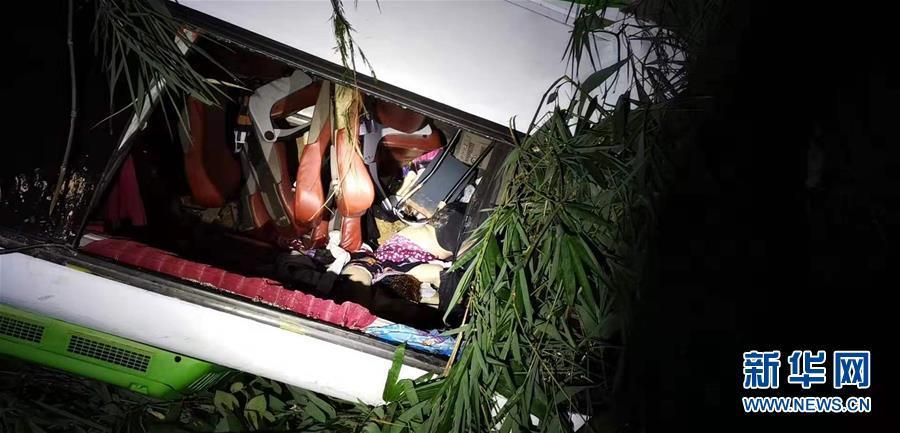 Laos: 13 turistas chineses mortos em acidente de transito