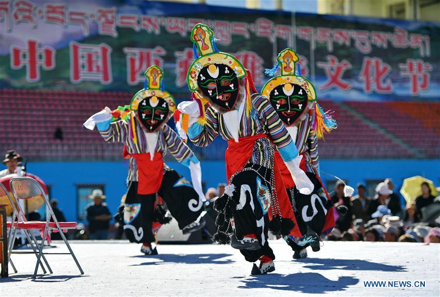 Artistas aprensentam ópera Tibetana no festival cultural no Tibete
