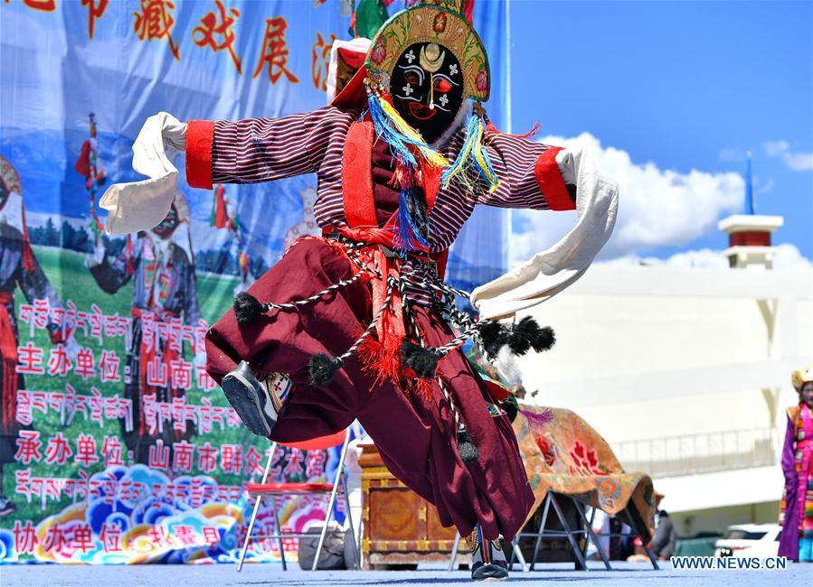 Artistas aprensentam ópera Tibetana no festival cultural no Tibete