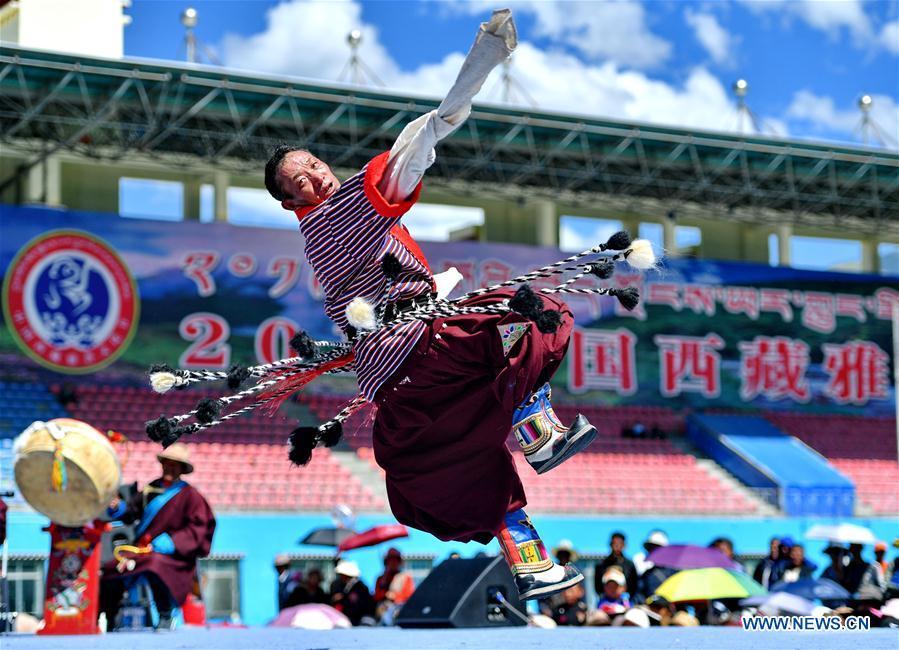 Artistas aprensentam ópera Tibetana no festival cultural no Tibete