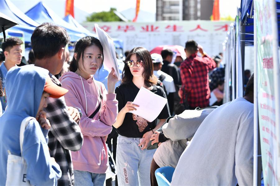 Realizada feira de empregos para graduados universitários no Tibet, sudoeste da China