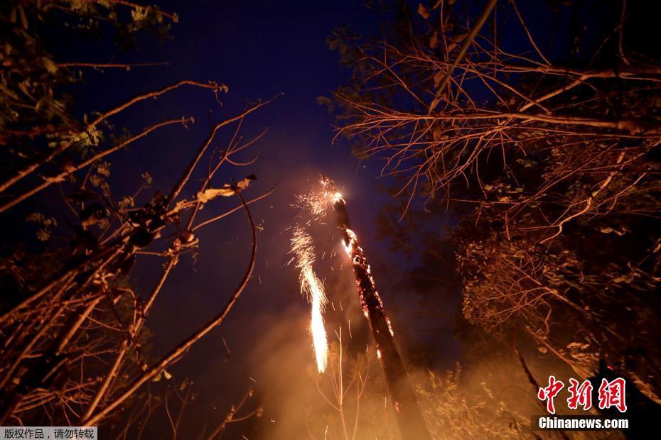 O governo brasileiro mobiliza o exército para ajudar a extinguir incêndios graves na Floresta Amaz?nica