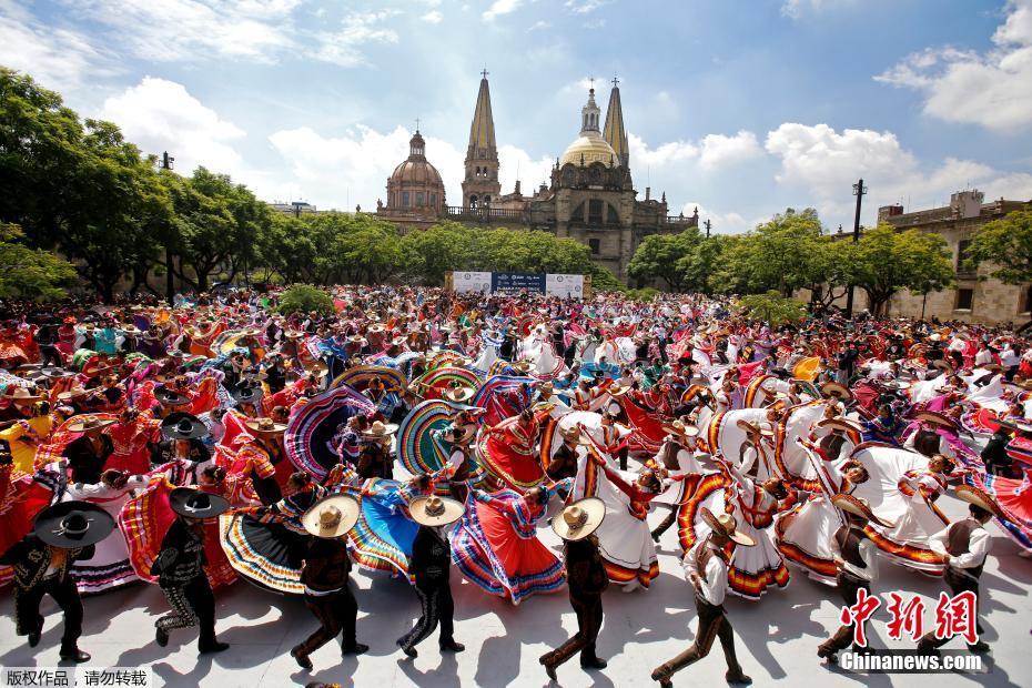 México: 882 dan?arinos estabeleceram um novo recorde mundial no Guinness