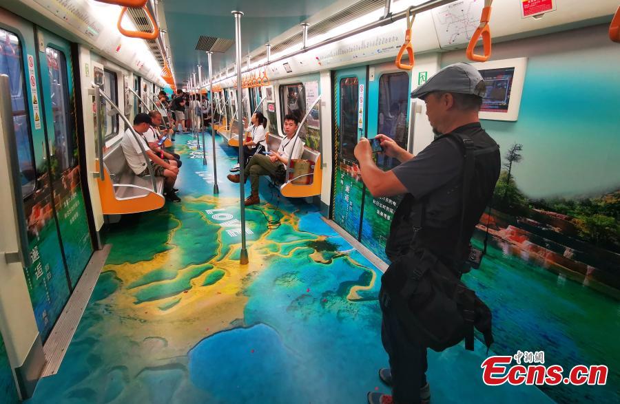 Insólito: metr? de Chengdu decorado com pintura de Huanglong, patrim?nio da UNESCO