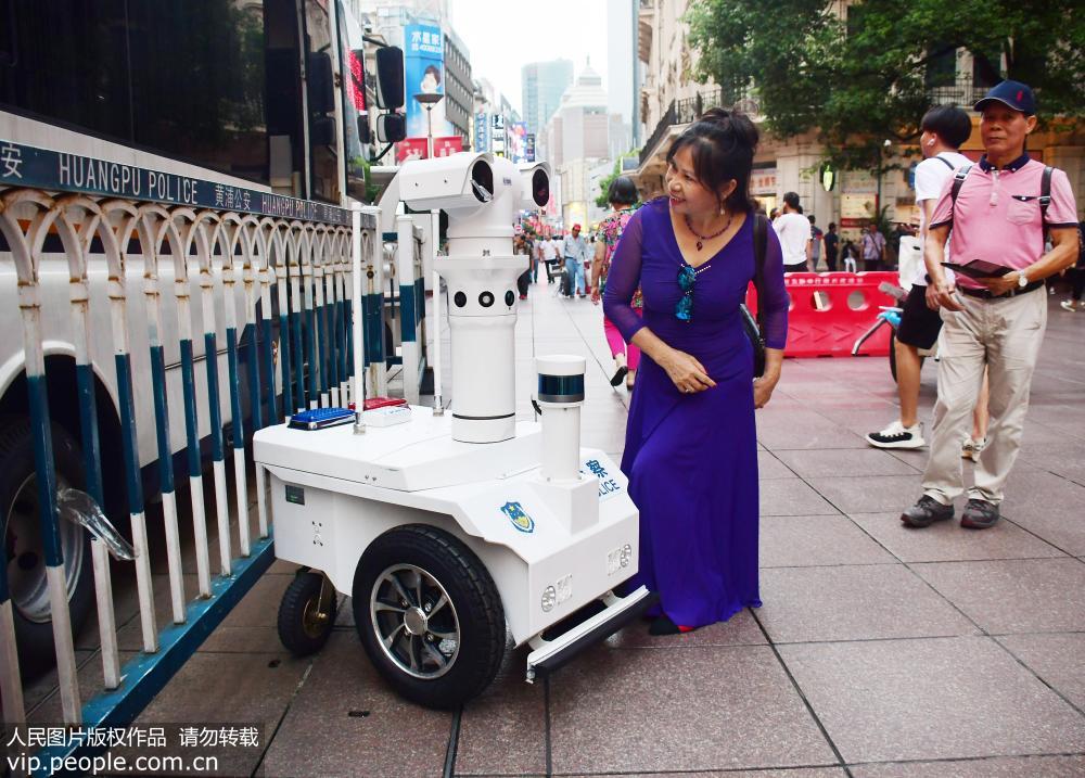 Shanghai: Primeiro rob? policial faz patrulha na rua de Nanjing