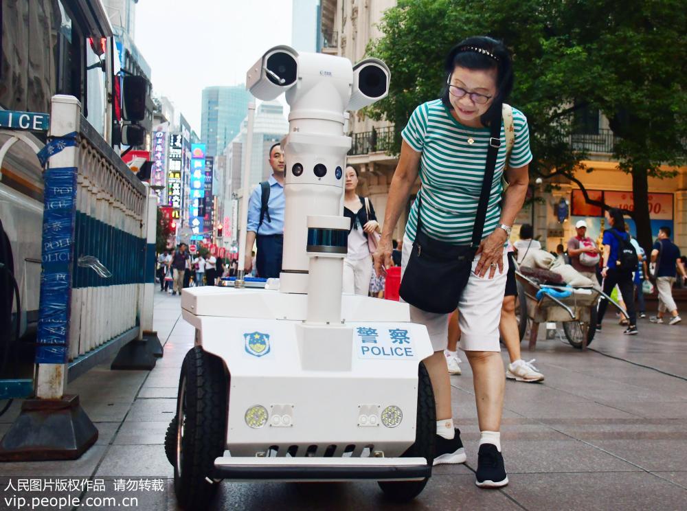 Shanghai: Primeiro rob? policial faz patrulha na rua de Nanjing
