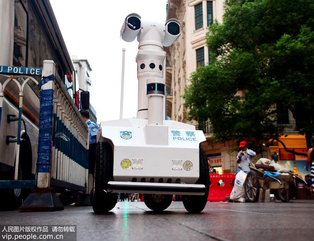 Shanghai: Primeiro rob? policial faz patrulha na rua de Nanjing