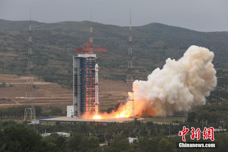 China lan?a três novos satélites