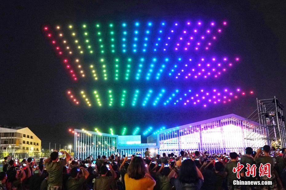 300 drones realizam show de ilumina??o em Nanjing para celebrar o 70o aniversário da funda??o da Nova China