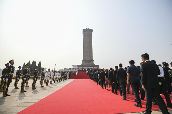 Xi faz tributo aos heróis nacionais na Pra?a Tian'anmen