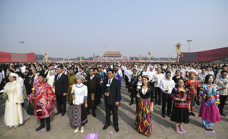 Xi faz tributo aos heróis nacionais na Pra?a Tian'anmen