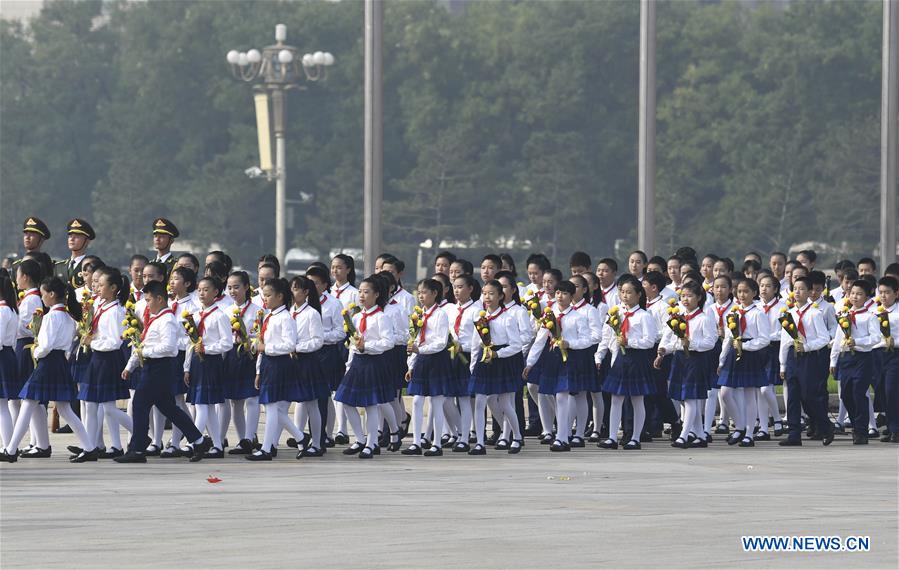 Xi faz tributo aos heróis nacionais na Pra?a Tian'anmen