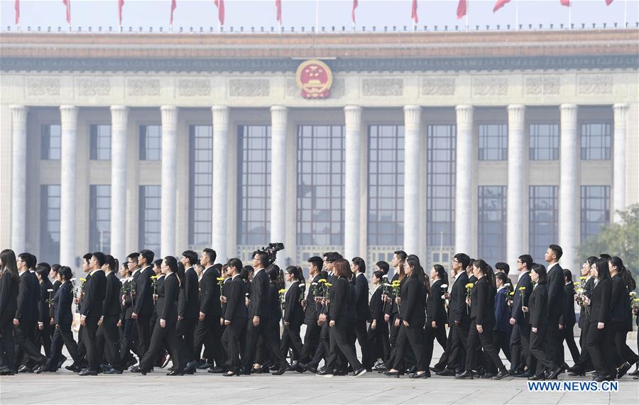 Xi faz tributo aos heróis nacionais na Pra?a Tian'anmen